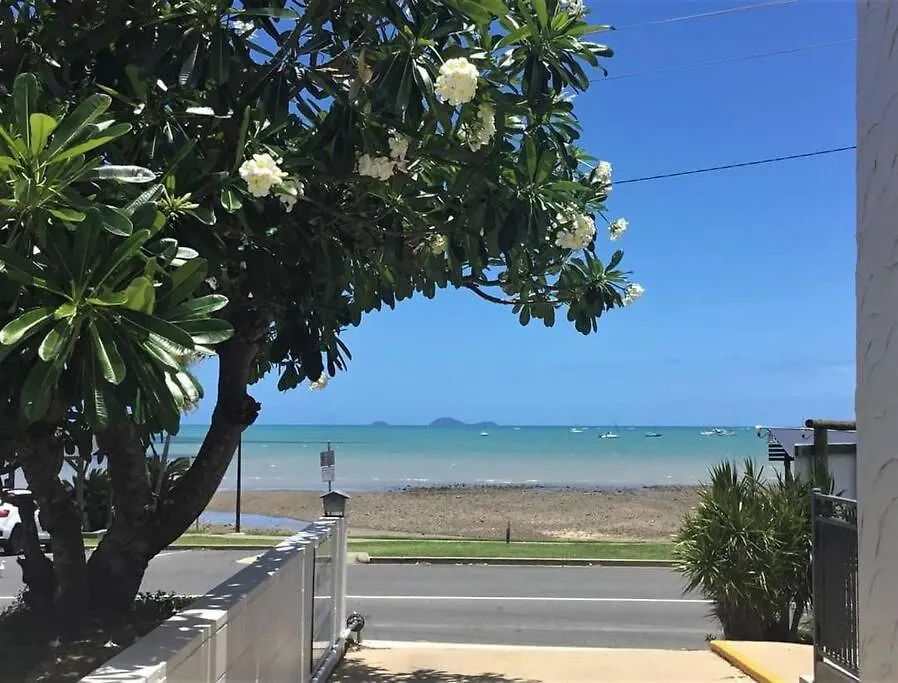 Little Coastal Haven Apartment With A Pool! Cannonvale